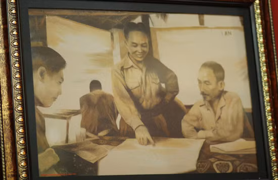 Chủ tịch Hồ Chí Minh và Đại tướng nghiên cứu tác chiến Đông Khê - chiến dịch Biên giới (1950)