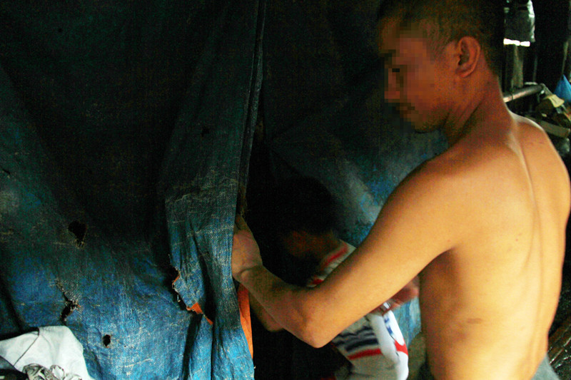 Khu vực vệ sinh của một nhà chủ trong bãi rác. Nó chỉ được che bằng những tấm bạt đã cũ nát, ở ngay khu vực tắm rửa sinh hoạt, phía bên trên là phòng ở của công nhân. Ảnh: Trường Phong