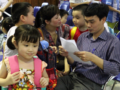 Phụ huynh vào tận phòng đón con sau một ngày thi - Phụ huynh vào tận phòng đón con sau một ngày thi -