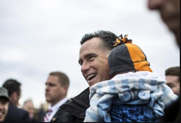 Ông Mitt Romney bế một bé trai trên tay trong chiến dịch tranh cử hôm 3 tháng 10