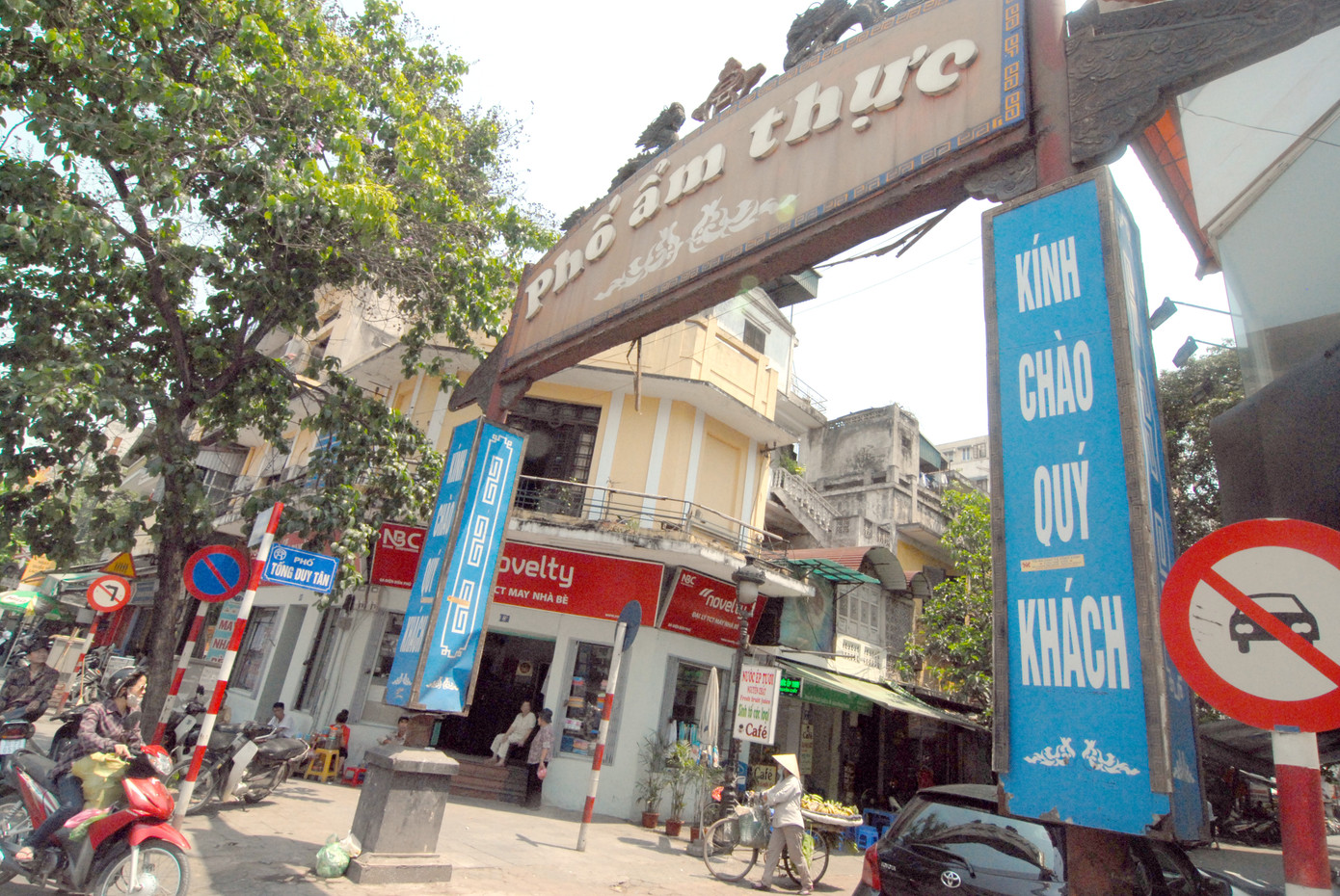 Phố Ẩm Thức luôn nghi ngút khỏi, lửa