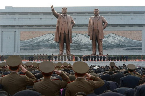 Hai bức tượng cố nhà lãnh đạo Kim Nhật Thành và cố nhà lãnh đạo Kim Jong Il tại thủ đô Bình Nhưỡng 