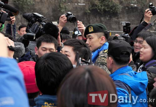 Bi Rain giữa "rừng" phóng viên và người hâm mộ. Bi Rain giữa