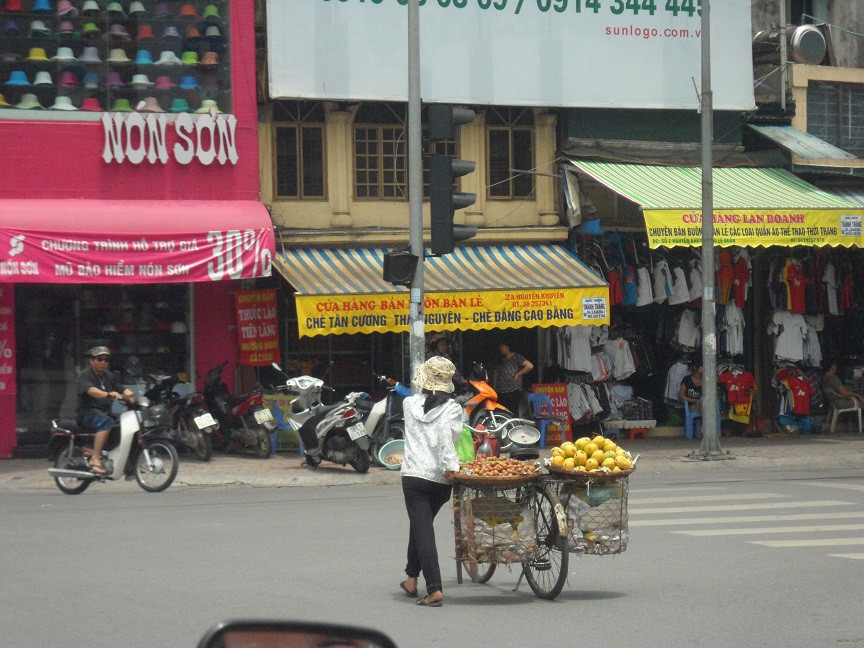 11h trưa tại đường Lê Duẩn: Bố mẹ mất sớm, mới 14 tuổi nhưng em Hạnh (quê Thái Bình) đã phải lên Hà Nội bươn trải kiếm sống. “Dù thời tiết khắc nghiệt nhưng em vẫn phải đi thật nhiều nơi thì mới bán được hết. Đến tối không bán hết là thể nào cũng bị bà chủ đánh”