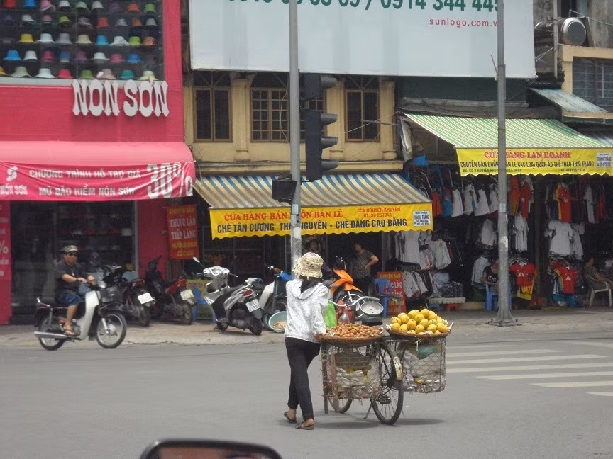 11h trưa tại đường Lê Duẩn: Bố mẹ mất sớm, mới 14 tuổi nhưng em Hạnh (quê Thái Bình) đã phải lên Hà Nội bươn trải kiếm sống. “Dù thời tiết khắc nghiệt nhưng em vẫn phải đi thật nhiều nơi thì mới bán được hết. Đến tối không bán hết là thể nào cũng bị bà chủ đánh”