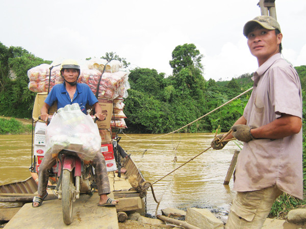 Hàng trăm người dân phải đi đò đu dây qua xã Đạ Rsal