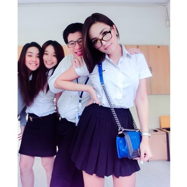 Ploywarin Songpakorn trong đồng phục trường 