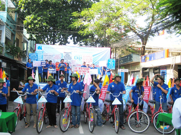 Bạn trẻ ra quân tuyên truyền an toàn giao thông