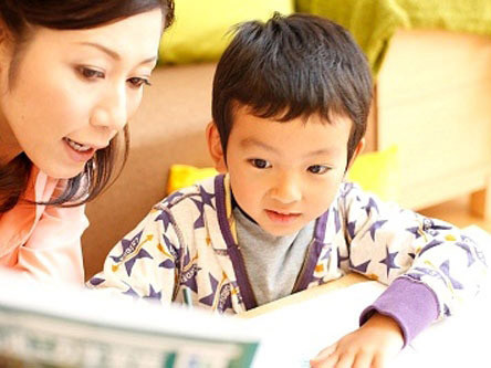 Thường xuyên giao tiếp với con là cách rất tốt để trẻ học nói