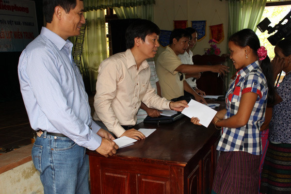 Ông Trần Thanh Lâm -Phó Tổng biên tập báo Tiền Phong trao quà cho bà con dân tộc Pakô ở Làng Thanh niên lập nghiệp Tây Vĩnh Linh (Quảng Trị) bị thiệt hại nặng nền về hoa màu và rừng trồng