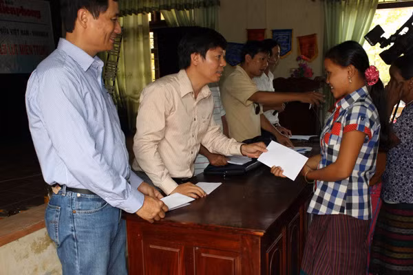 Ông Trần Thanh Lâm -Phó Tổng biên tập báo Tiền Phong trao quà cho bà con dân tộc Pakô ở Làng Thanh niên lập nghiệp Tây Vĩnh Linh (Quảng Trị) bị thiệt hại nặng nền về hoa màu và rừng trồng