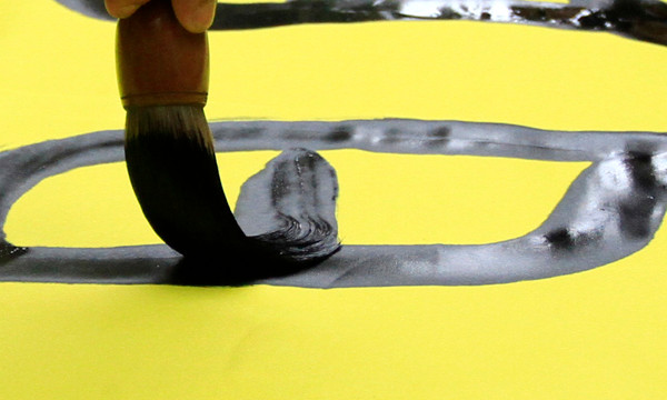 Những nét bút lông uyển chuyển trên khuôn lụa vàng