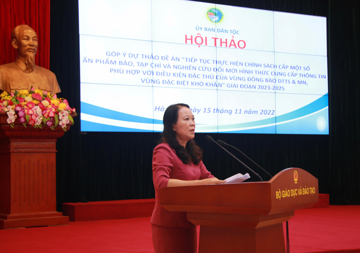 Thứ trưởng, Phó Chủ nhiệm Ủy ban Dân tộc Hoàng Thị Hạnh chủ trì hội thảo.