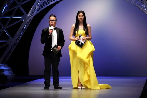 Tùng Leo và Ngô Thanh Vân làm MC trong đêm chung kết