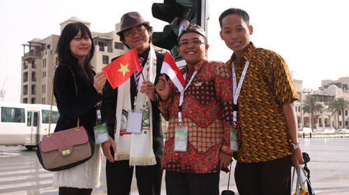 Hoàng Vũ (cầm cờ Việt Nam) cùng bạn bè quốc tế chuẩn bị lễ khai mạc dưới chân tháp Burj Khalifa - Ảnh do nhân vật cung cấp. Hoàng Vũ (cầm cờ Việt Nam) cùng bạn bè quốc tế chuẩn bị lễ khai mạc dưới chân tháp Burj Khalifa - Ảnh do nhân vật cung cấp