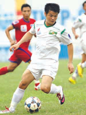 Với bản hợp đồng nhiều chi tiết ràng buộc, Văn Quyến có làm lại thành công?. Ảnh: VSI