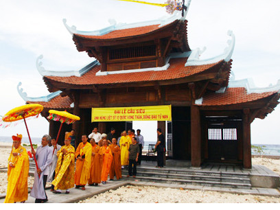 Cầu siêu cho các anh hùng liệt sĩ vị quốc vong thân và các đồng bào tử nạn trên vùng biển thuộc quần đảo Trường Sa. Ảnh: Đức Quang (VnExpress). Cầu siêu cho các anh hùng liệt sĩ vị quốc vong thân và các đồng bào tử nạn trên vùng biển thuộc quần đảo Trường Sa. Ảnh: Đức Quang (VnExpress)