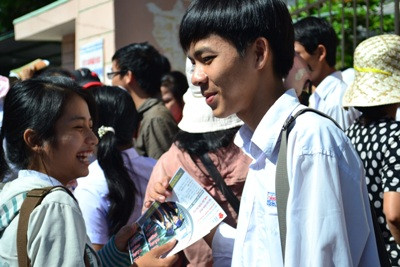 Làm được bài sĩ tử cười tươi quên cả cái nắng nóng oi bức miền Trung