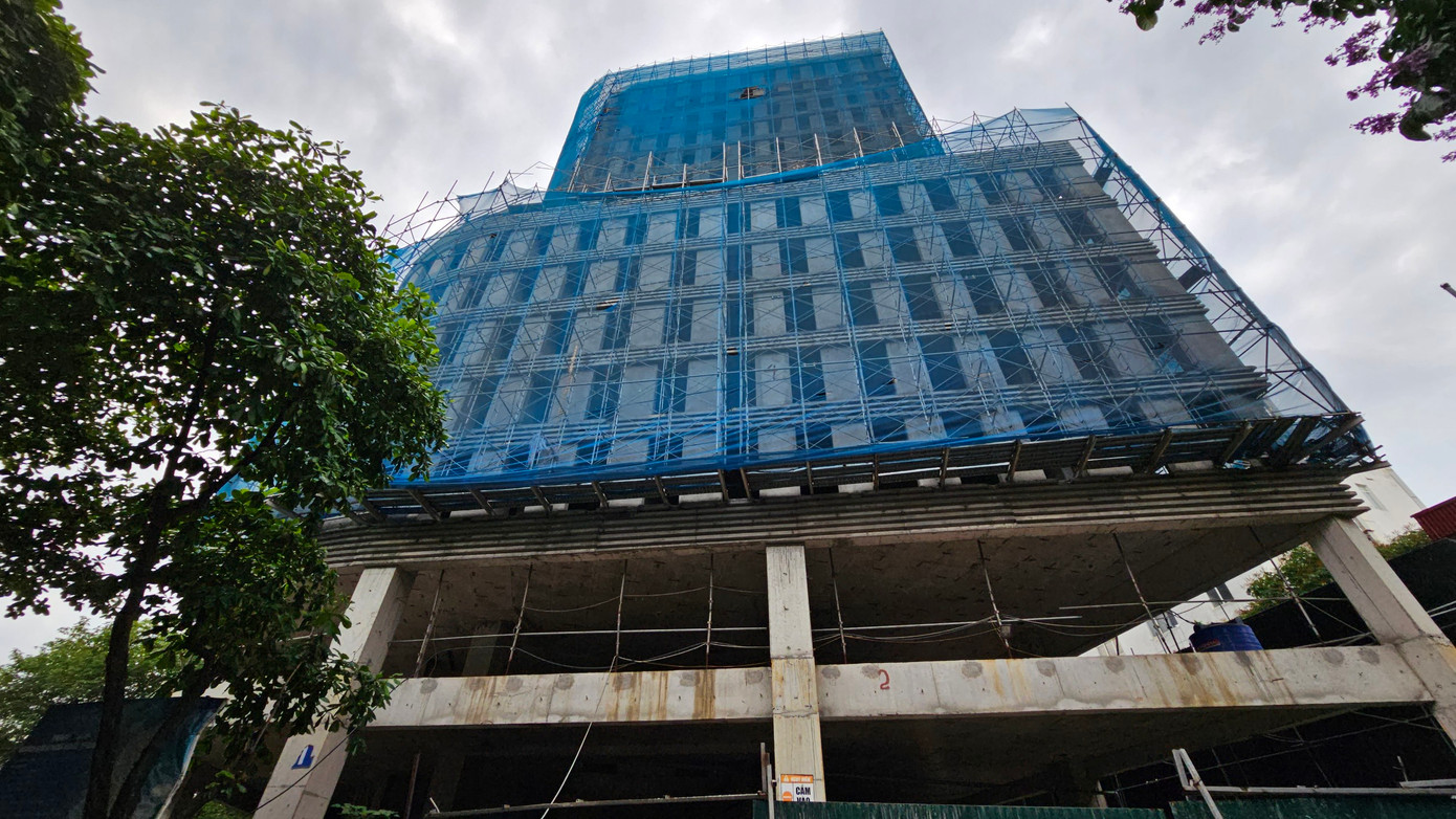 Sau khi xây xong phần thô công trình Khách sạn AMIANA Hotel Thành Công lại tiếp tục "đắp chiếu" khoảng 2 năm nay. Sau khi xây xong phần thô công trình Khách sạn AMIANA Hotel Thành Công lại tiếp tục "đắp chiếu" khoảng 2 năm nay.