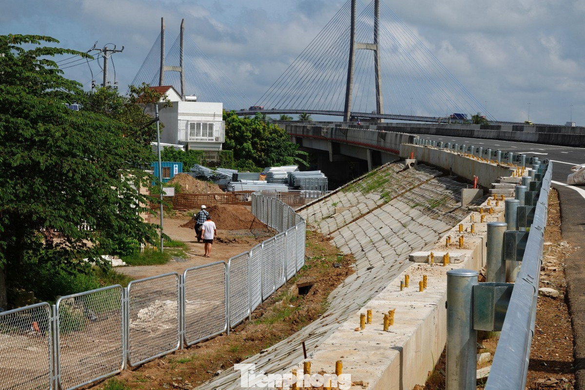 Điểm nối giữa Cầu Mỹ Thuận 2 với cao tốc Mỹ Thuận - Cần Thơ đang được gấp rút hoàn thiện để đưa vào khai thác đồng bộ từ ngày 24/12 này. Điểm nối giữa Cầu Mỹ Thuận 2 với cao tốc Mỹ Thuận - Cần Thơ đang được gấp rút hoàn thiện để đưa vào khai thác đồng bộ từ ngày 24/12 này.