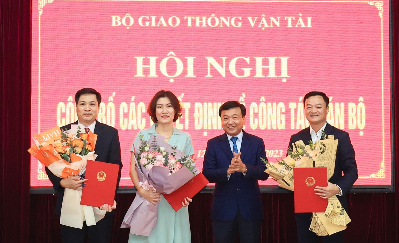 Thứ trưởng Nguyễn Danh Huy (thứ 2 từ phải sang) trao quyết định cho bà Nguyễn Thị Hồng Nga (thứ 3 từ phải sang), ông Nguyễn Bá Kiên (ngoài cùng bên phải) và ông Nguyễn Minh Nhật (ngoài cùng bên trái). Thứ trưởng Nguyễn Danh Huy (thứ 2 từ phải sang) trao quyết định cho bà Nguyễn Thị Hồng Nga (thứ 3 từ phải sang), ông Nguyễn Bá Kiên (ngoài cùng bên phải) và ông Nguyễn Minh Nhật (ngoài cùng bên trái).