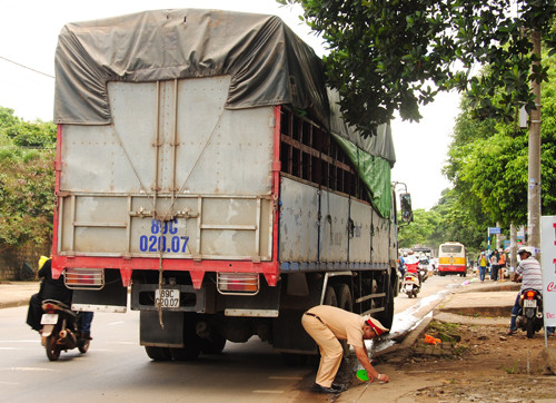 Bất cẩn khi mở cửa ô tô, một người chết oan ảnh 2