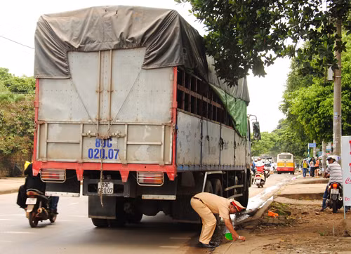 Bất cẩn khi mở cửa ô tô, một người chết oan ảnh 2