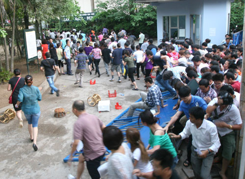 Lỗi thuộc về ai khi phụ huynh phải xếp hàng từ tối hôm trước, sau đó chen lấn, xô đẩy để mua đơn xin học cho con