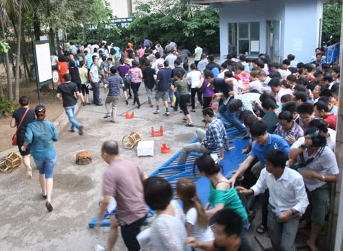 Lỗi thuộc về ai khi phụ huynh phải xếp hàng từ tối hôm trước, sau đó chen lấn, xô đẩy để mua đơn xin học cho con