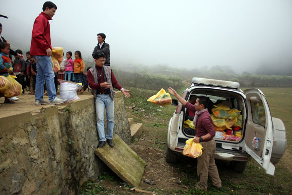 Chuyển quà đến điểm trường thứ hai