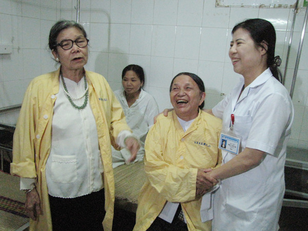 Bác sỹ Trần Thị Tuyết Lan đến chia vui cùng bà nội cháu bé. Bác sỹ Lan cũng trực tiếp hướng dẫn cho chị Thơm cách cho cháu bé bú. Ảnh: Lãng Phong