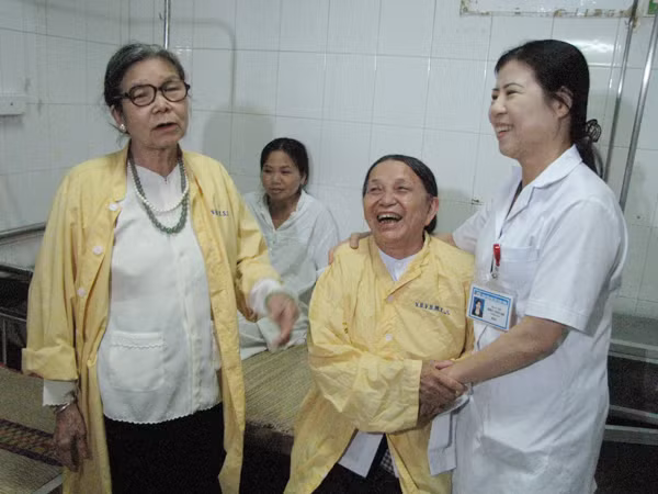 Bác sỹ Trần Thị Tuyết Lan đến chia vui cùng bà nội cháu bé. Bác sỹ Lan cũng trực tiếp hướng dẫn cho chị Thơm cách cho cháu bé bú. Ảnh: Lãng Phong