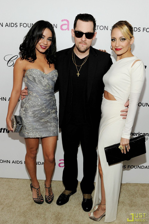 Vanessa chụp ảnh cùng vợ chồng Nicole Richie tại bữa tiệc