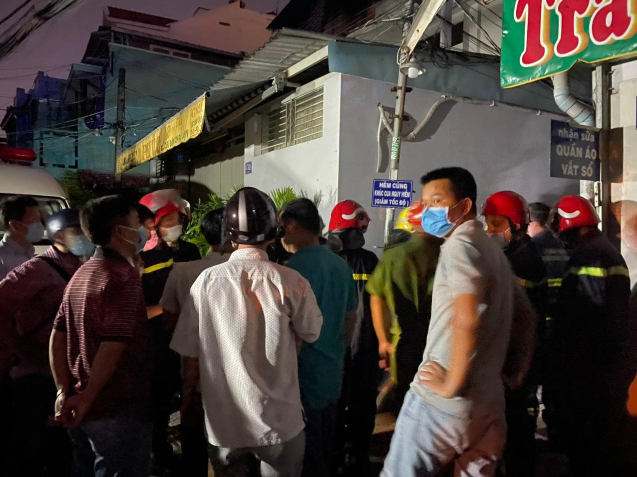 Vụ cháy khiến cả khu dân cư bàng hoàng.