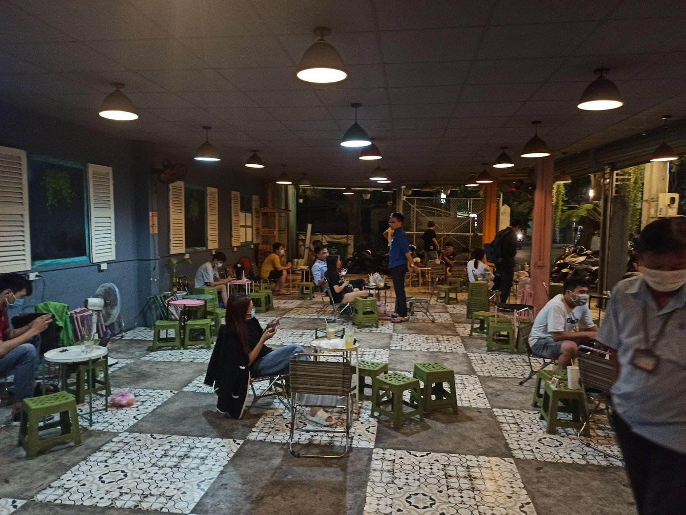 Lực lượng chức năng kiểm tra các quán cà phê.