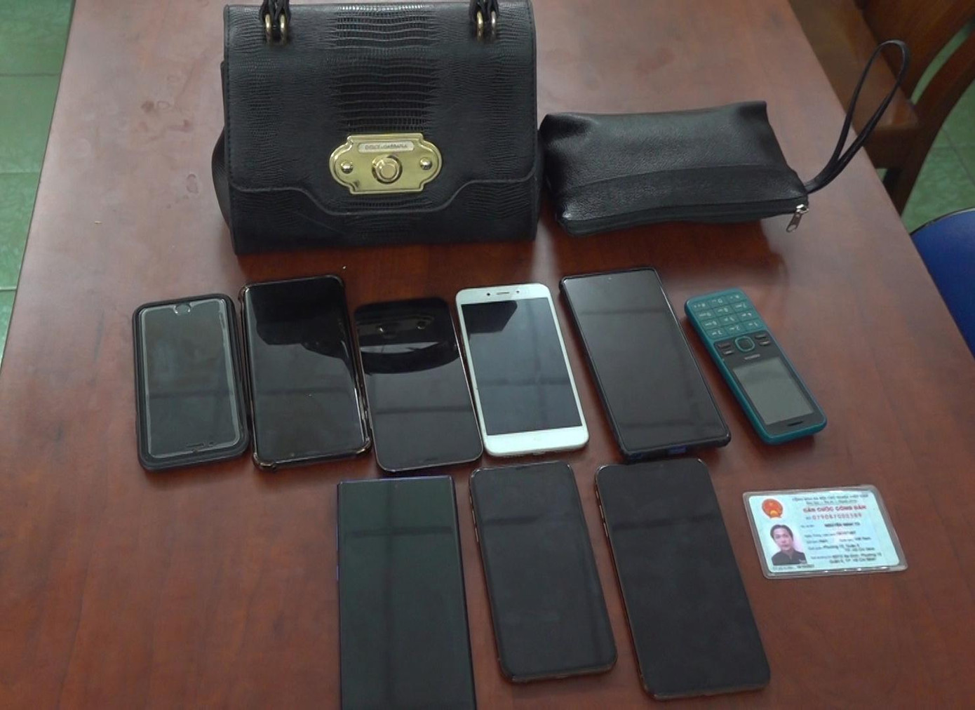 Tang vật của nhóm "giả gái" trộm cắp của du khách bị thu giữ.