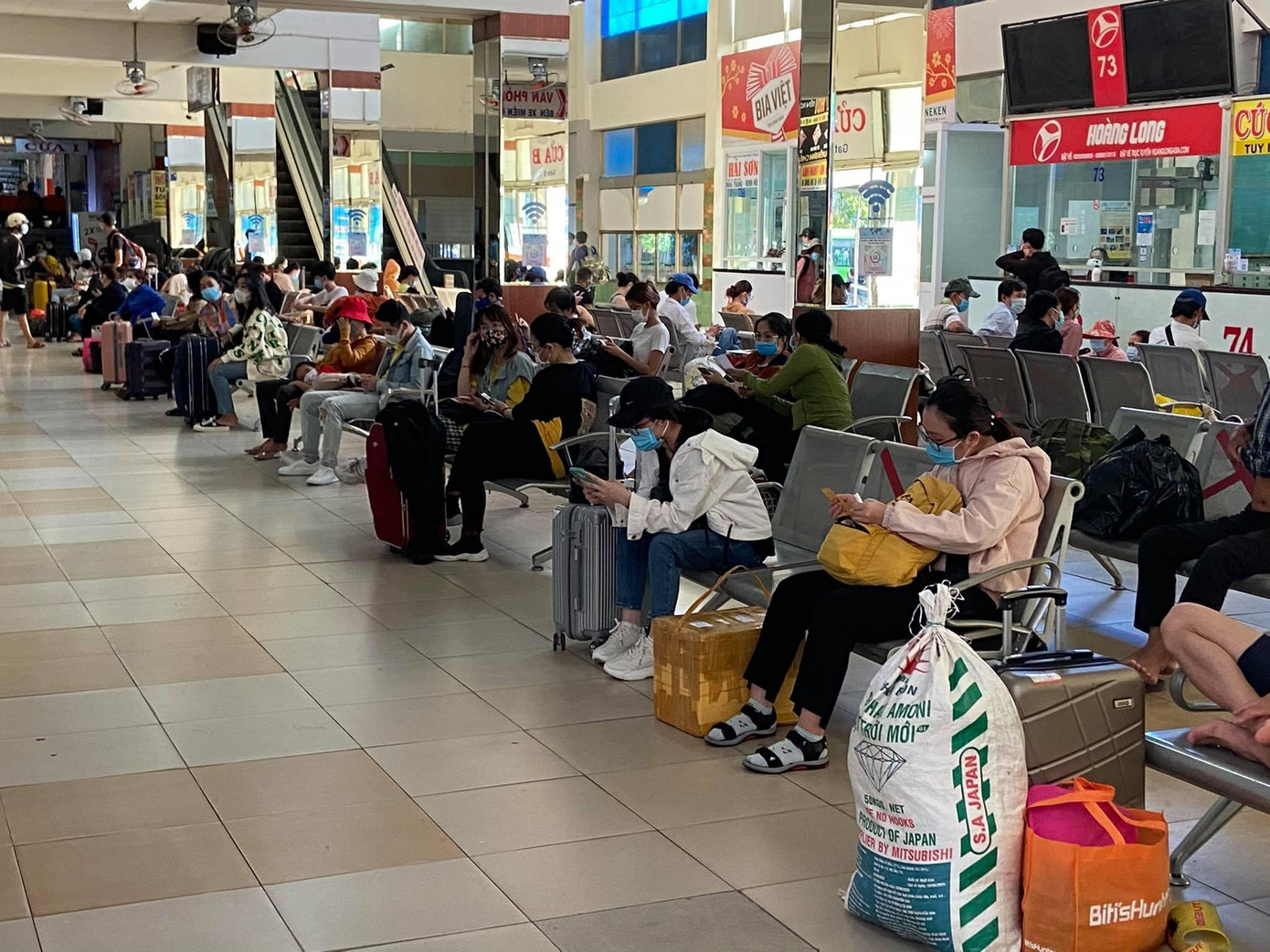 Do gấp rút không mua vé sớm nên khi ra bến xe, nhiều người phải chờ khá lâu mới được lên xe. Do gấp rút không mua vé sớm nên khi ra bến xe, nhiều người phải chờ khá lâu mới được lên xe.