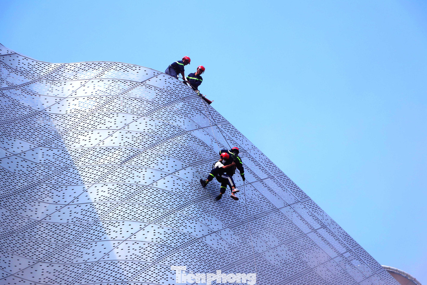 Nhận thông tin, PC07 đã huy động gần 150 cán bộ chiến sĩ, hàng chục xe chữa cháy, xe thang cứu hộ đến hiện trường.