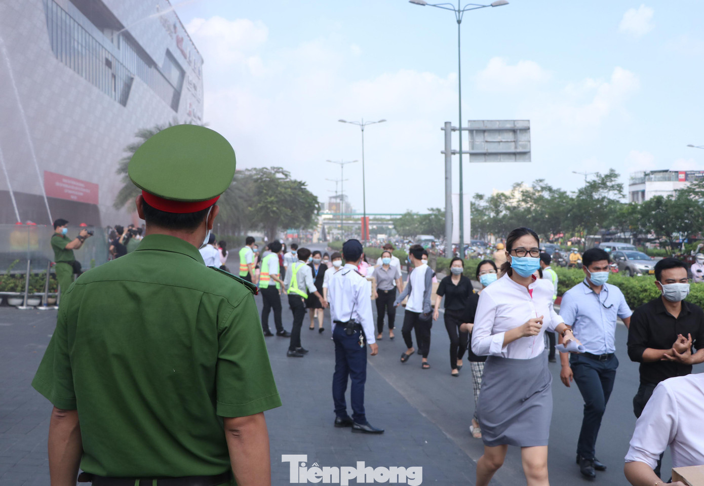 Vụ cháy khiến mọi người hoảng loạn xô đẩy nhau tìm cách thoát ra ngoài. Nhiều người bị thương, bị kẹt bên trong trung tâm thương mại.