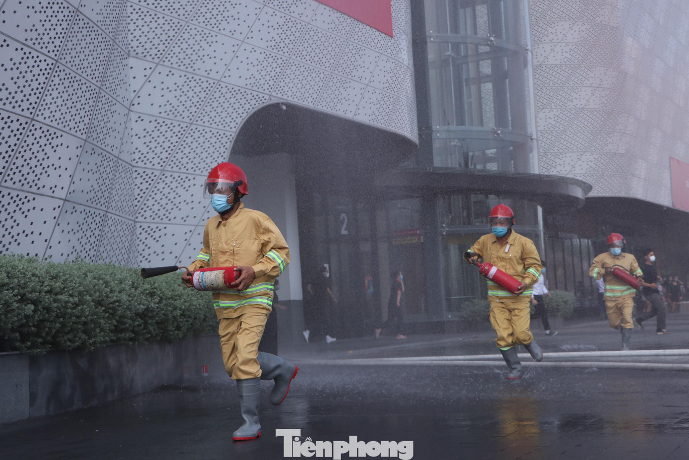 Đám cháy nhanh chóng lan sang các khu vực khác trong trung tâm thương mại. Thời điểm này, bên trong trung tâm thương mại có khoảng 1.200 người gồm nhân viên và khách hàng.