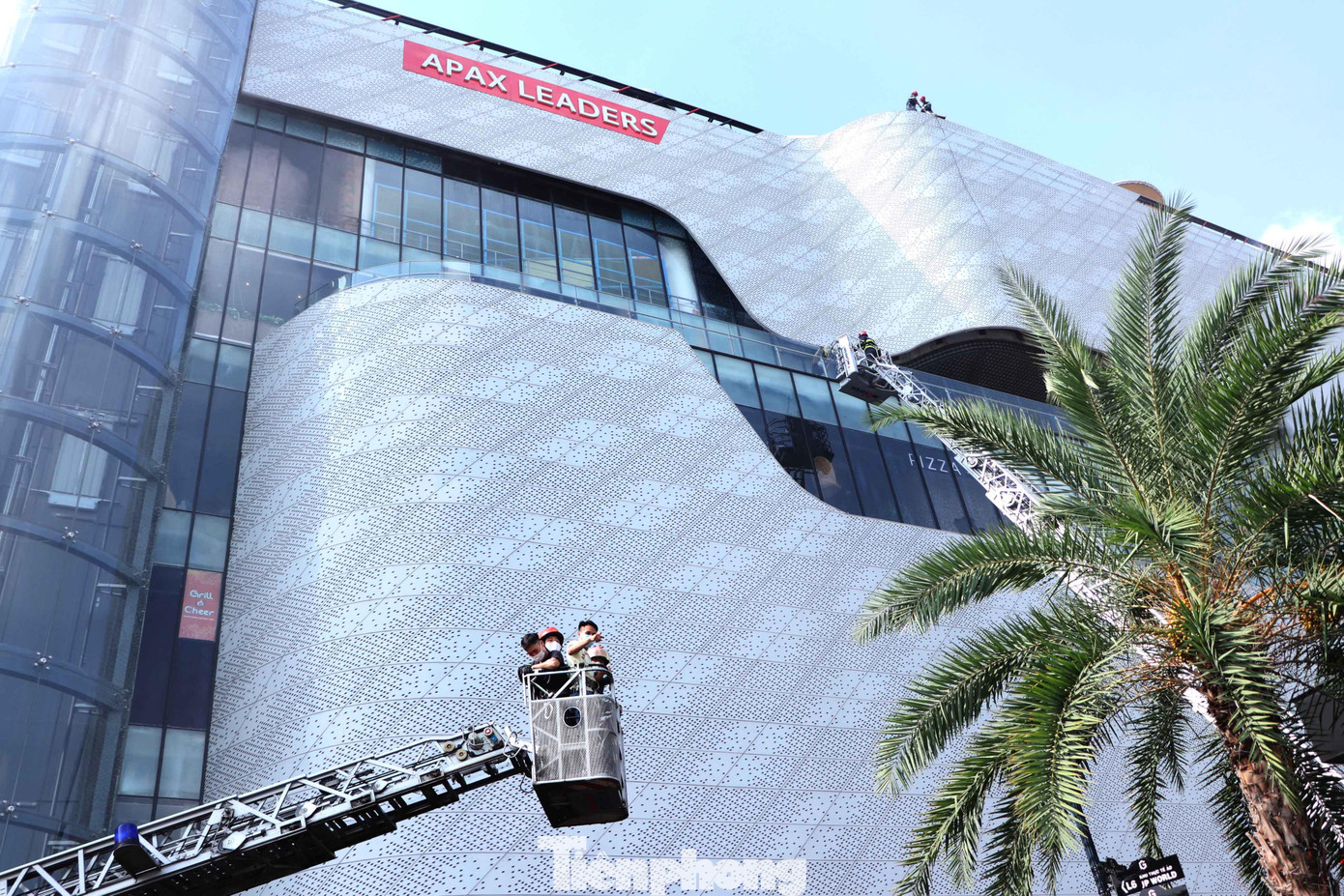 Sáng 19/5, Phòng Cảnh sát PCCC&amp;CNCH (PC07) - Công an TPHCM tổ chức buổi diễn tập phương án chữa cháy và cứu nạn cứu hộ cứu hộ tại Trung tâm thương mại GIGAMALL, TP Thủ Đức. Theo đó, tình huống cháy giả định xảy ra tại khu vực bếp ăn của nhà hàng tại tầng 5 trong Trung tâm thương mại GIGAMALL.