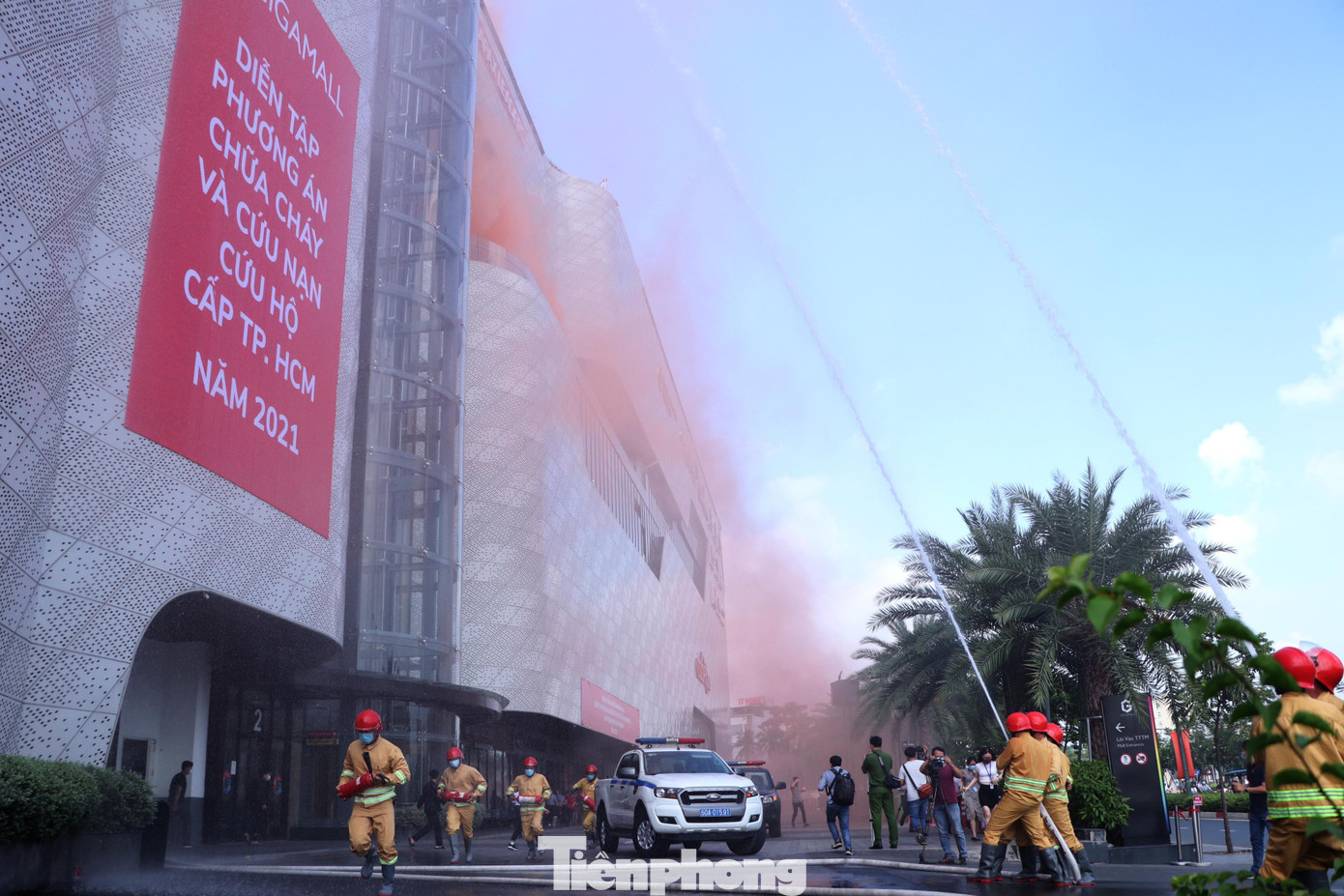 Đồng thời ở mỗi điểm bầu cử được trang bị tại chỗ các phương tiện phòng cháy chữa cháy để cùng với cơ sở đảm bảo an toàn tuyệt đối về cháy nổ.