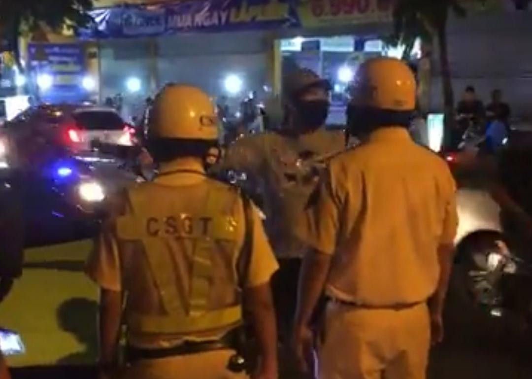 Thanh niên cự cãi cho rằng CSGT lập biên bản không thỏa đáng.