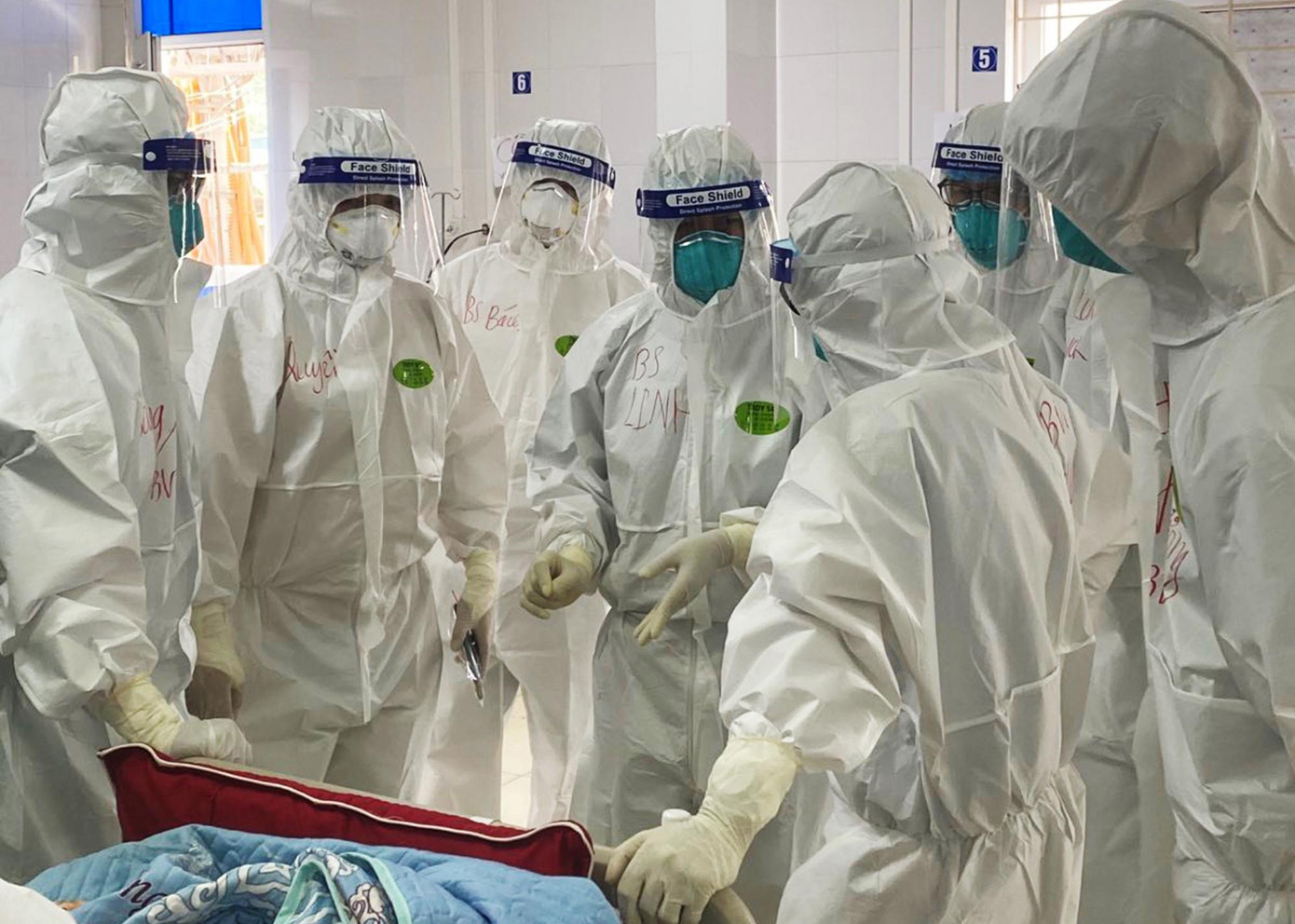 Tính đến ngày 29/5, Bệnh viện Phổi Bắc Giang đã tiếp nhận 70 bệnh nhân nhẹ, 40 bệnh nhân nặng và nguy kịch, trong đó 2 bệnh nhân phải thở máy, lọc máu liên tục và tiên lượng nguy cơ còn thể phải can thiệp ECMO , 6 bệnh nhân thở oxy dòng cao (HFNC), 30 bệnh nhân phải thở oxy.