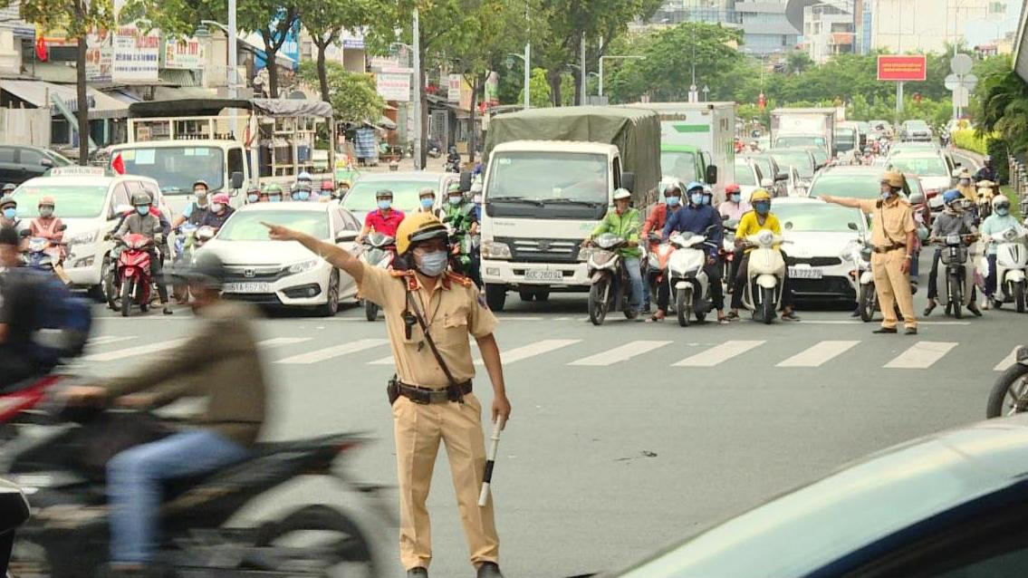 Lực lượng CSGT điều tiết giao thông, đảm bảo an ninh trật tự. Lực lượng CSGT điều tiết giao thông, đảm bảo an ninh trật tự.