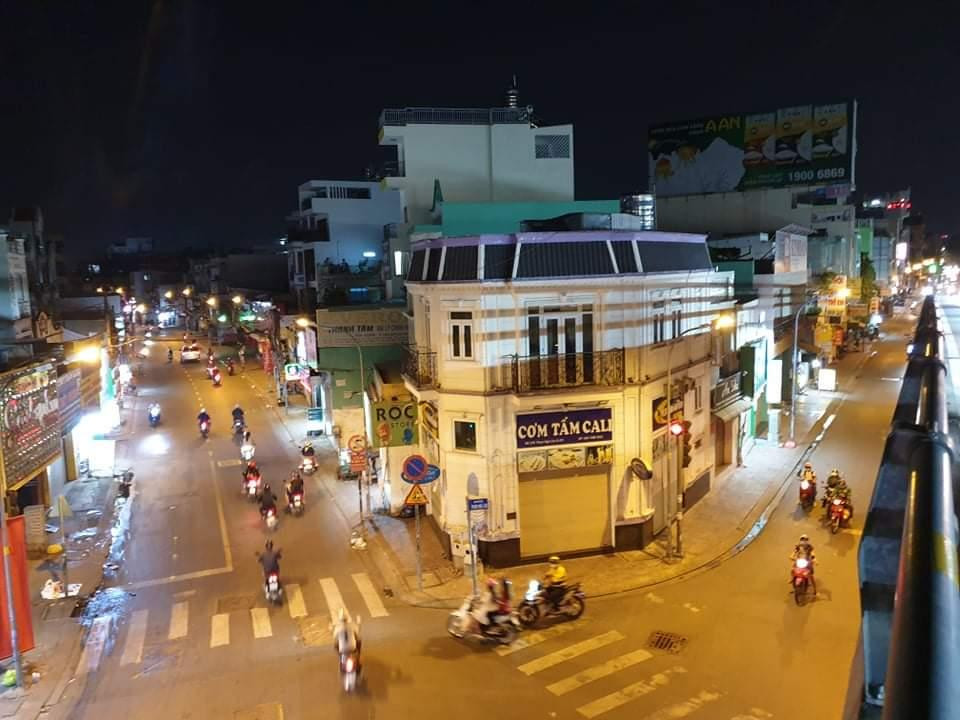 Hơn 23h đêm 30/5, chỉ còn chưa đầy 1 tiếng nữa quận Gò Vấp, TPHCM sẽ chính thức giãn cách xã bội theo chỉ thị 16 của Thủ tướng Chính phủ để phòng chống COVID-19.