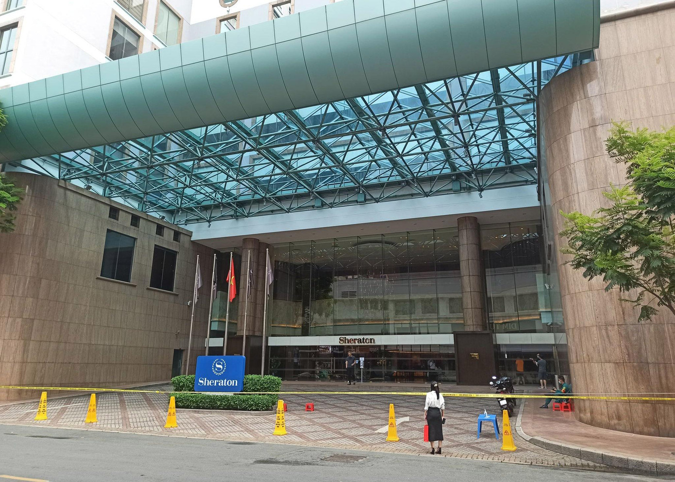 Trong ngày, cơ quan chức năng cũng tiến hành khoanh vùng khách sạn 5 sao ở trung tâm quận 1 vì đầu bếp của khách sạn này nghi mắc COVID-19.