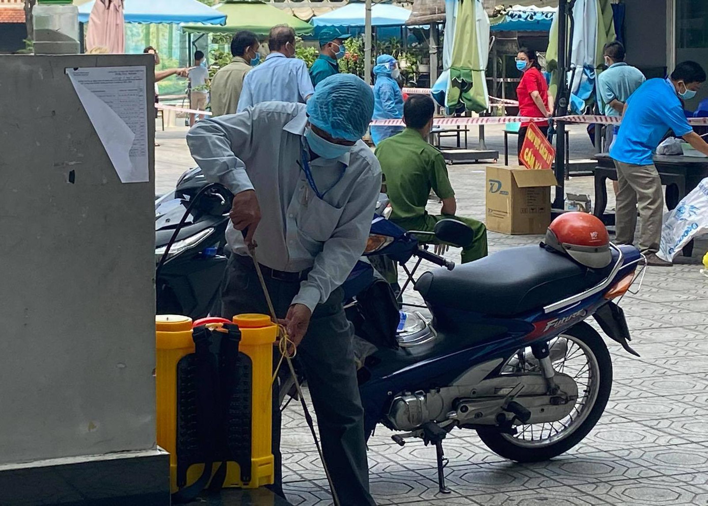 Trong khuôn viên chung cư, lực lượng y tế đang khẩn trương lấy mẫu xét nghiệm những cư dân.