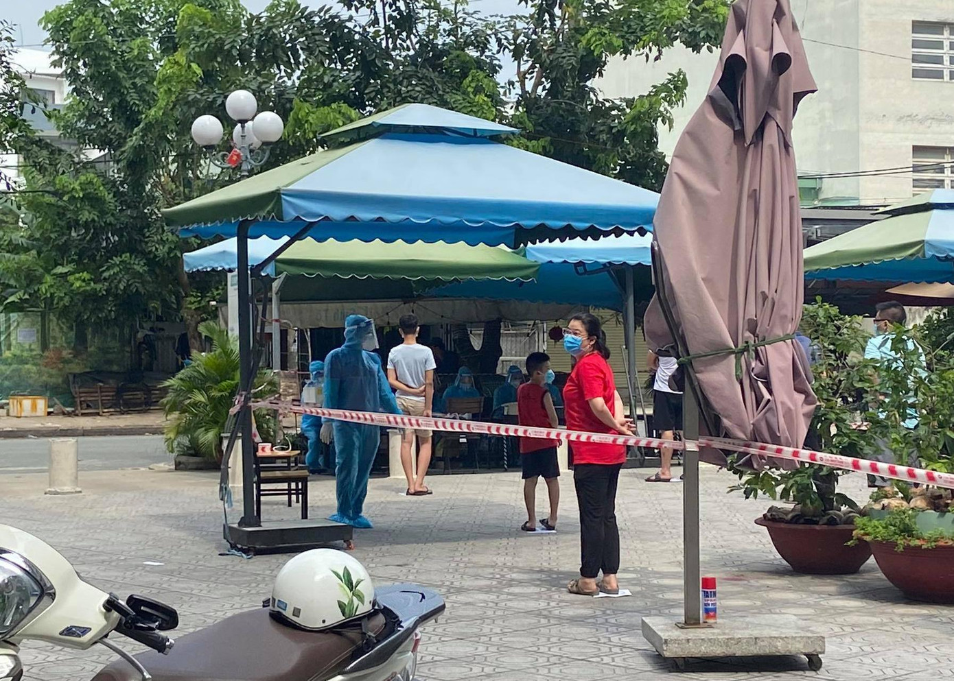 Các lối vào chung cư được lực lượng chức năng phong toả, công an và dân quân cũng chốt chặn để hạn chế người dân ra vào.