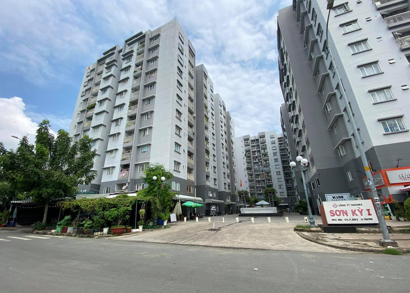 Block C - chung cư Sơn Kỳ 1, phường Sơn Kỳ, quận Tân Phú, TPHCM cũng bị phong tỏa sau khi ghi nhận một trường hợp nghi mắc COVID-19 liên quan đến Hội thánh truyền giáo Phục Hưng đang sinh sống tại đây.